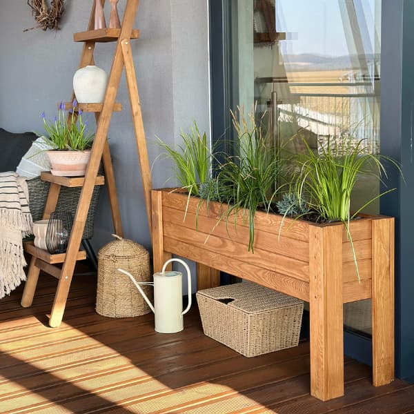 dreveny-vyvyseny-truhlik-terasa